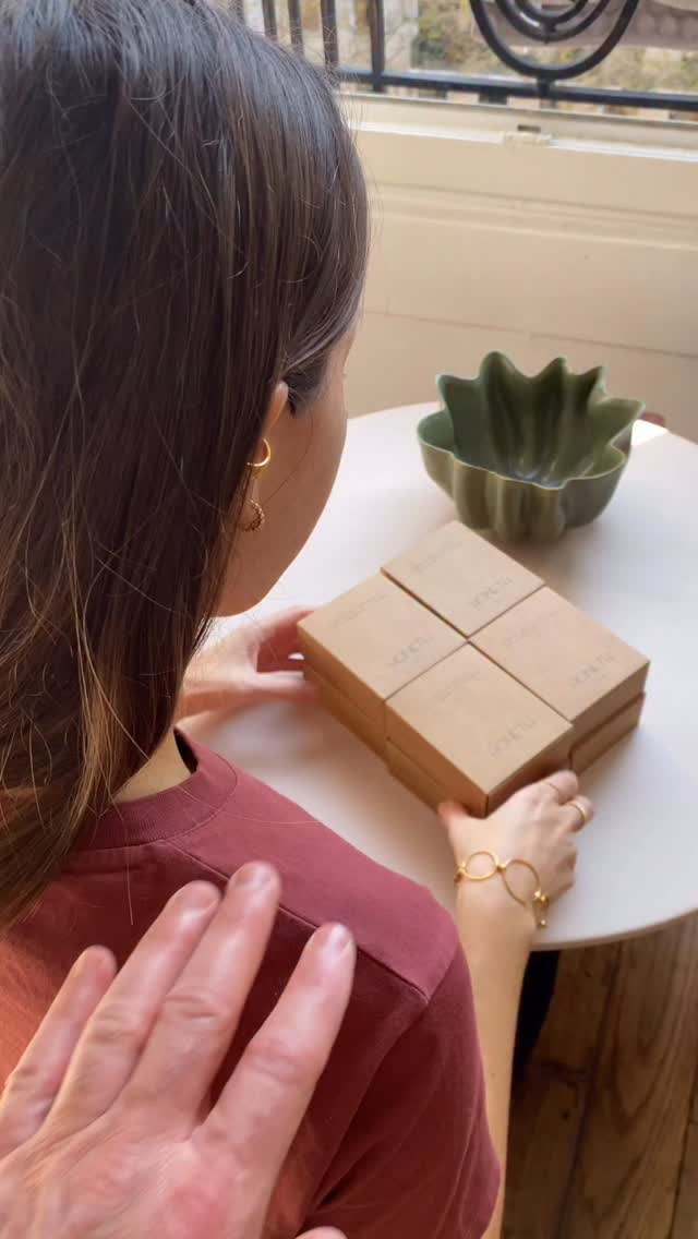 Je pourrais t’envoyer ton bijou dans un simple carton…
mais on va être honnête… ce n’est pas trop mon style 😅
Alors je prends le temps de soigner chaque détail :
un ruban pour la touche finale,
un message manuscrit,
une carte de garantie,
une boîte en carton kraft recyclable,
un kit de nettoyage naturel.
De quoi en prendre soin, vraiment ✨
Parce que l’expérience commence dès l’ouverture…
tu ne trouves pas ? 👀