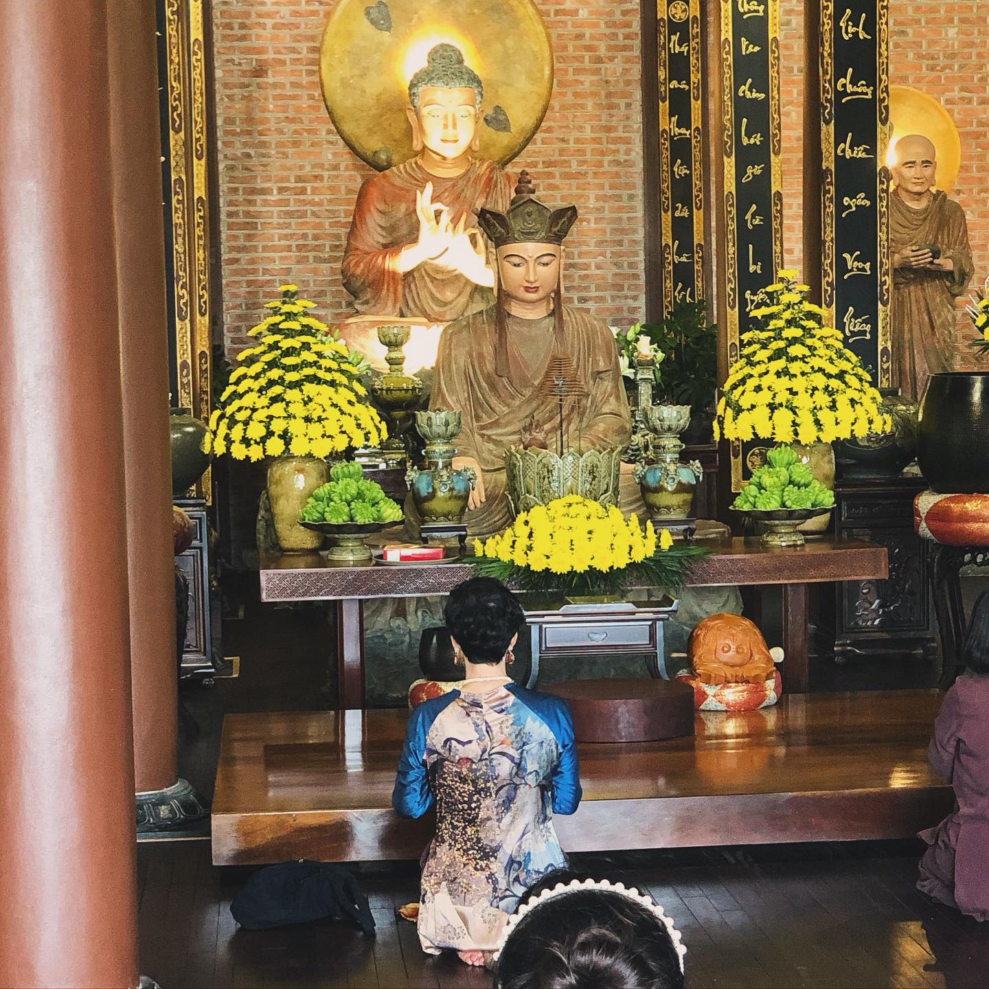 La pagode Dia Tang Phi Lai à 20 km au nord de Ninh Binh est une ancienne pagode récent rénovée. Les jardins sont très soignés, propres, dans un style japonisant, ce qui n’est pas courant au Vietnam. Accroché à une colline boisée, le lieu inspire la sérénité. Un arrêt intéressant en allant vers la baie d’Ha Long terrestre.
#vietnam #pagode #pagoda #chuadiatangphilaitu #voyageauvietnam #travelvietnam #carnetsdasie