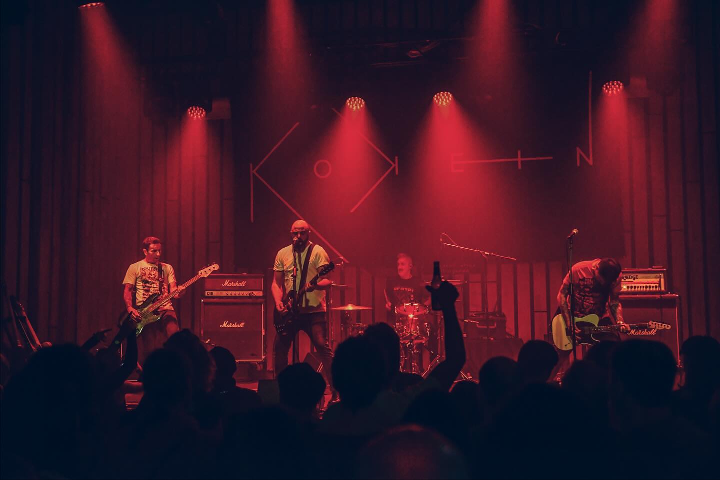 Nondik hasi… Larunbatean bizi izan genuena oso polita, hunkigarria, berezia eta ahaztezina izan zen. Eskenatokia partekatu genuen lagun maiteen babesarekin, antolakuntzan eta teknikan izan genuen talde marabillosoarekin eta bertaratu zinetenon berotasunarekin horrelako mila gau pasako genituzke. Mila esker bihotzez guzti guztioi! Asko maite zaituztegu! ❤️🖤🤍
Como decirlo… Lo que vivimos el sábado fue algo muy bonito, emocionante, especial e inolvidable. Con el apoyo de nuestrxs queridxs amigxs con lxs que compartimos escenario, el equipazo maravilloso en la organización y técnica, y el calor de todxs lxs que os acercasteis podríamos pasar miles de noches como esa. Mil gracias de corazón a todxs! Os queremos mucho! ❤️🖤🤍
📸 @eideriturriaga