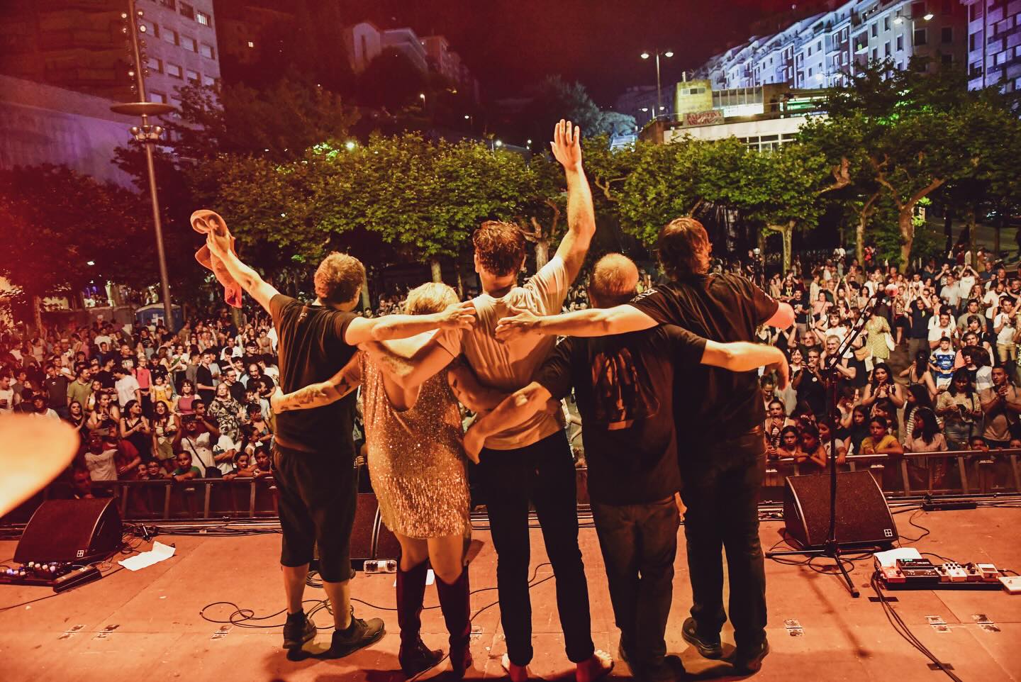 25. Urte horrela ospatzea izugarria da.2025 ahaztezina izan da eta bihotza betea utzi digu.2026eko hasiera arnasteko hartu dugu eta datorrena ondo prestatzeko.Pozaren pozez gaude datorrenarekin eta irrikaz zuekin elkarbanatzeko.ADI egon😉😎!!Laister gehiago🤘🏻💋. 📸 @eideriturriaga #kokein #bideadahelmuga #bestparnersever #berriaklaister