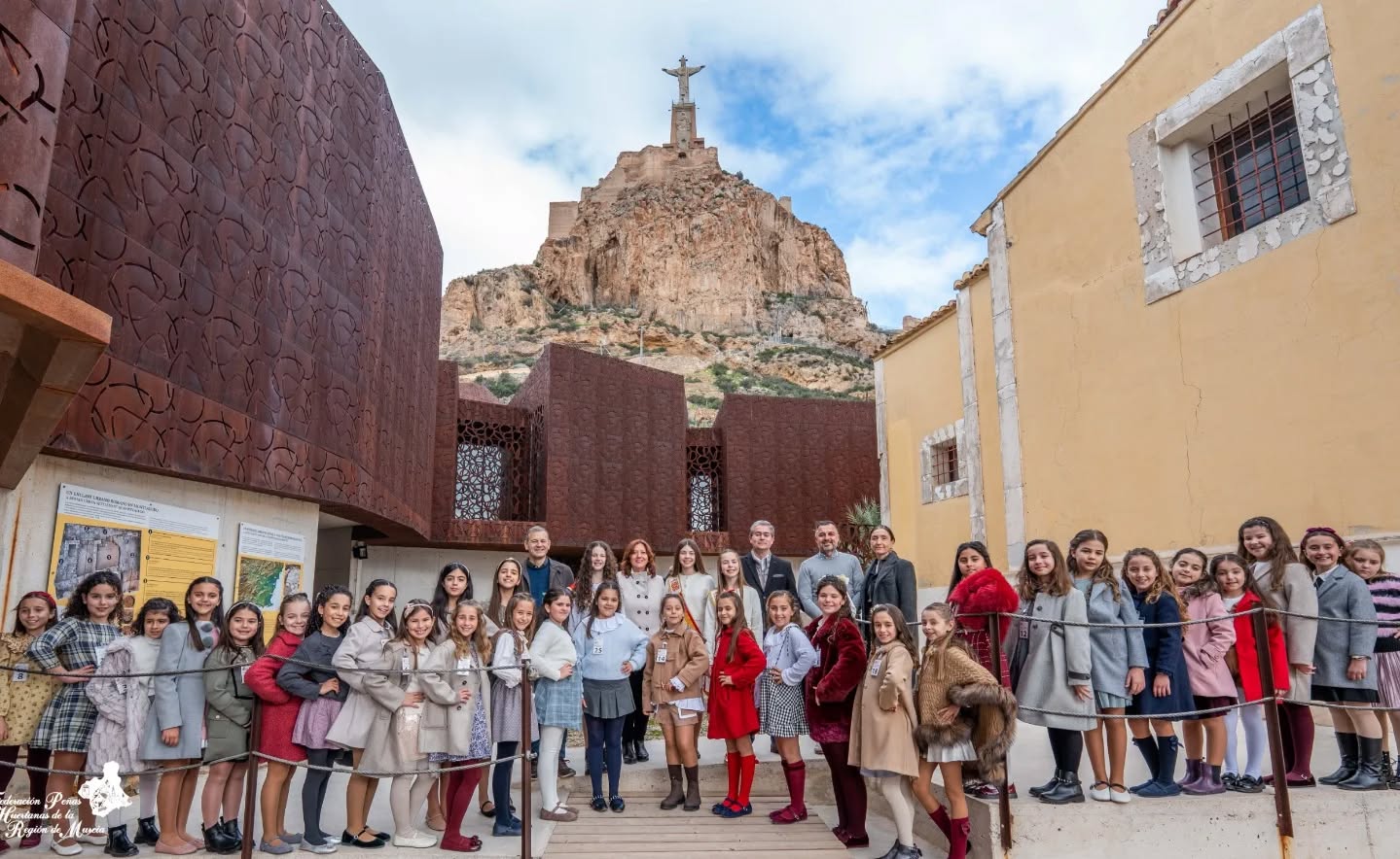 📍 El pasado 8 de febrero, las candidatas a Reina de la Huerta Infantil disfrutaron de una jornada de convivencia llena de tradición, historia y diversión en la pedanía murciana de Monteagudo. ✨️
La jornada comenzó a primera hora de la mañana con la recepción de las candidatas infantiles, vestidas con ropa de calle, en el Hotel Nelva, donde compartieron un desayuno antes de salir en autobús rumbo a Monteagudo. A su llegada, participaron en una ofrenda floral en honor al patrón local, San Cayetano, y a la Virgen de la Antigua, acto que estuvo acompañado por el coro y rondalla de la Peña Huertana El Candil. 🎶
Posteriormente, las candidatas fueron recibidas por el presidente de la Junta Municipal, David Campoy Sánchez, junto a miembros de la corporación, en la Plaza de la Ermita de San Cayetano. La convivencia continuó con una visita guiada al Centro de Visitantes de Monteagudo, donde pudieron conocer en profundidad la historia y el patrimonio de Monteagudo. 🌸
A continuación, las candidatas descubrieron el importante legado histórico de las Fortalezas del Rey Lobo, incluyendo la visita al Palacio de Ibn Mardanis “Castillejo”, todo ello acompañado de guías especializados y animación temática, en una experiencia didáctica y muy enriquecedora. 💫
La jornada prosiguió con una comida ofrecida por la Peña Huertana El Candil. Finalmente, por la tarde, las candidatas mantuvieron las últimas entrevistas con el jurado, poniendo el broche final a un día inolvidable en el que continuaron fortaleciendo lazos y disfrutando de las tradiciones y la historia de la huerta murciana. 🍋💐