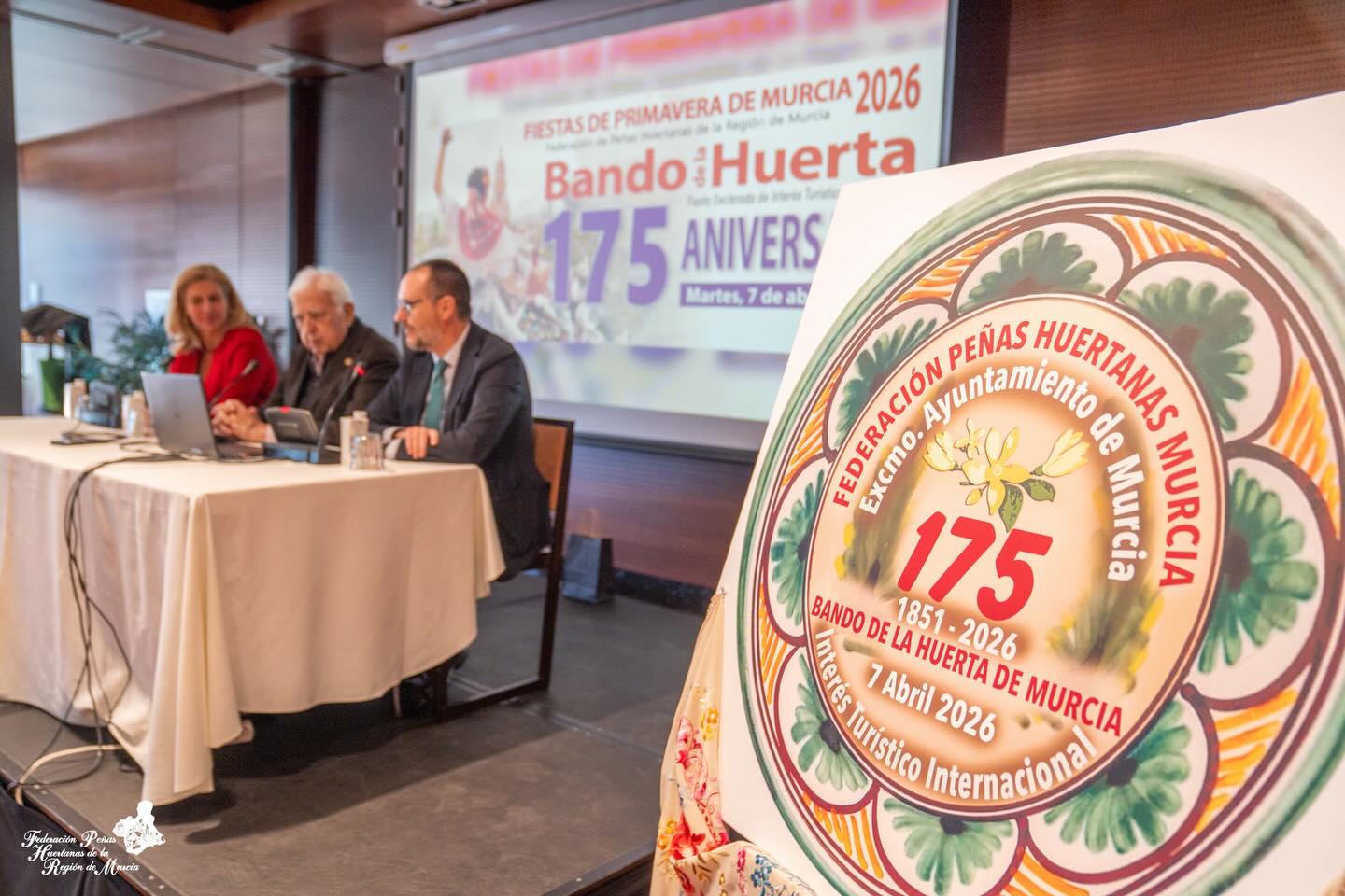 Esta mañana en el Hotel Nelva se ha presentado al Pregonero de La ExaltaciónHuertana de las Fiestas de Primavera 2026, a Don Víctor Rodríguez Ríos, director del periódico LA VERDAD de Murcia, donde ha desarrollado su carrera periodística desde al año 1998 comenzando como redactor y pasando por diferentes secciones y cargos hasta llegar al puesto que ocupa.
Al acto de presentación del Pregonero, han asistido nuestro Presidente Juan García Serrano, junto a miembros de su junta directiva, Mercedes Bernabé Pérez, Concejal de Gobierno Abierto, Promoción Económica y Empleo del Excmo Ayuntamiento de Murcia, Ginés Ruiz Maciá, Regina Sarria Parraga, Fernando Sánchez-Parra Jiménez miembros de la Corporación Municipal así como Rafael Gómez Gómez, presidente de la Junta Municipal Distrito Este.
Durante el acto se han dados adelantos de lo que serán las próximas Fiestas de Primavera 2026.
#fiestasdeprimavera #tradicion #murciaquehermosaeres @diario.laverdad