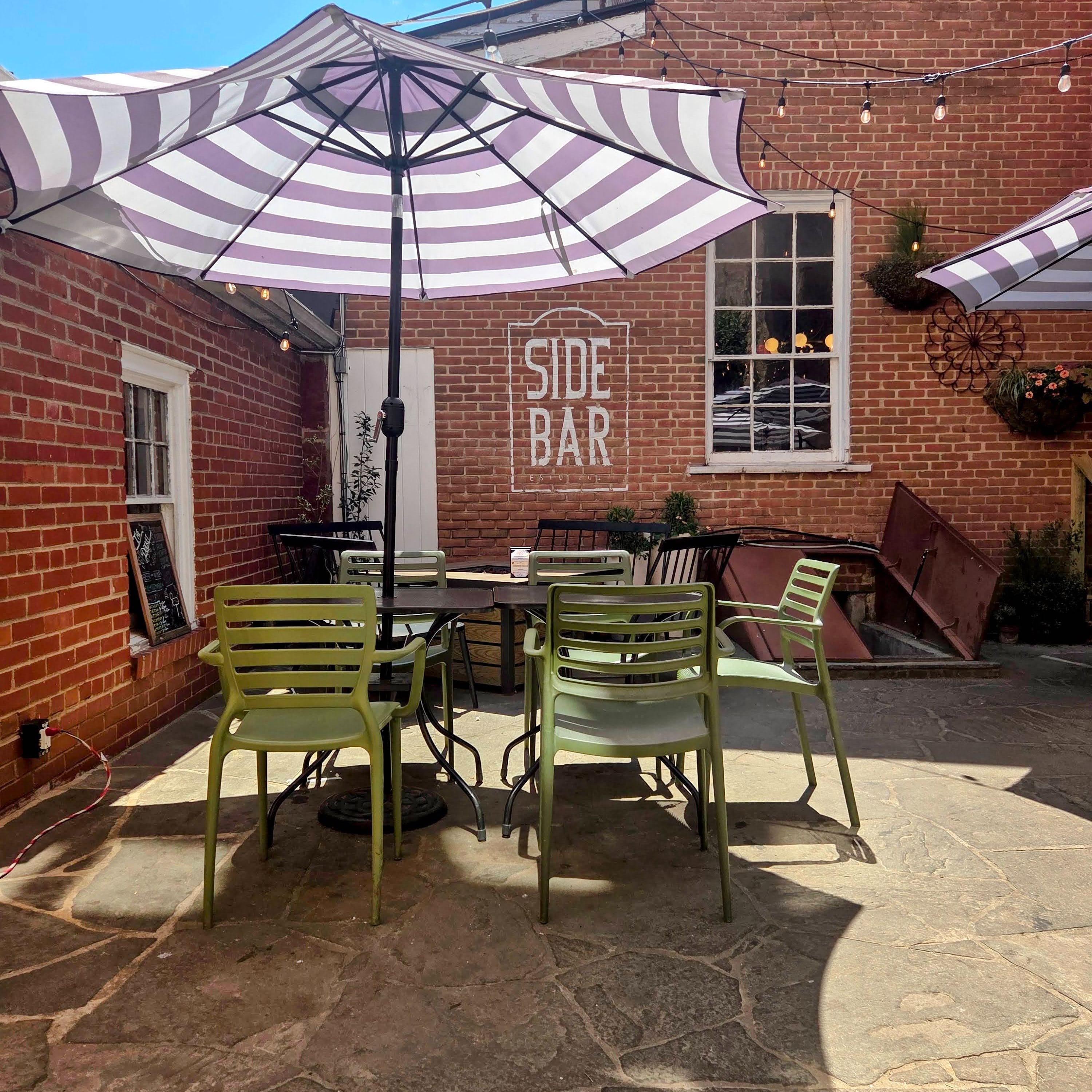 🇧🇪 NL: (English below)
Swipe voor een flinke dosis 'slow travel' in onze eigen achtertuin! ✨
Jullie stemden massaal tegen Hawaï & vóór... Leesburg! Dus belofte maakt schuld: de nieuwe blog staat online. Het is een persoonlijke gids geworden vol insidertips, gezellige plekjes & handige weetjes voor wie downtown wil ontdekken (met of zonder kinderwagen).
👉 Klik op de link in bio om de volledige blog te lezen!
✨✨✨✨✨✨✨✨✨✨✨✨✨✨✨✨✨
🇺🇸 ENG:
Swipe for a healthy dose of 'slow travel' right in our own backyard! ✨
You voted against Hawaii and in favor of... Leesburg! Promise kept: the new blog is officially live. It’s a very personal guide packed with insider tips, charming downtown hotspots, and practical advice for anyone exploring downtown (with or without a stroller).
👉 Click the link in bio to read the full guide!
#LatchoDrom #SlowTravel #LeesburgVA #DowntownLeesburg #LoveLeesburg #VisitLoudoun #NorthernVirginia #FamilyTravelBlog #TravelWithKids #BelgianBlogger #FietsenInAmerika #ExploringLeesburg