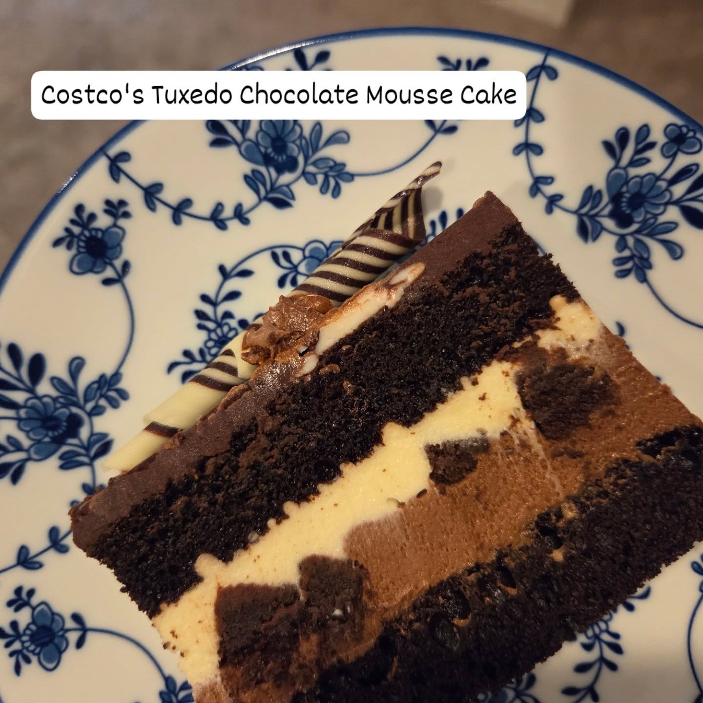 🇺🇸 English version in the comments!
🇧🇪 Gisteren was ik jarig! 🎂 Ik heb 't geluk dat ik mijn verjaardag bijna altijd op een speciale manier kan vieren. Gisteren was weer zo’n heerlijke dag.
Ik heb enorm genoten van de dag met 't Ventje in 'downtown' Leesburg. Je kan trouwens alles over 'mijn Leesburg' lezen in mijn recenste blog! (Zie link in bio! 📲)
Soms zijn 't de kleinste momenten die 't leukst zijn, zoals schommelen in een wipstoel op de 'porch' van Second Nature Coffee. ☕️ Ik dronk mijn koffie zoals wij Belgen dat meestal doen: met een stukje speculoos erbij. Hier gekend als 'Biscoff'. Je ziet ons koekje hier bijna overal. Maar zelden bij koffie. Mss is dit de reden waarom dit één van mijn favo koffieplekjes is in Leesburg😉
We lunchten bij een vrij nieuwe zaak: Shutters on King. De sfeer & 't interieur zijn prachtig, je merkt aan alles dat er goed over nagedacht is. Jammer genoeg iets minder over de lunchkaart. 't Was niet slecht, maar 't miste de 'wow-factor'. Mijn Chicken Parmesan was goed & de biefstuk van 't Ventje ook, al was 't wel jammer dat hij een extra bijgerecht moest bestellen om überhaupt wat groenten op zijn bord te krijgen. Ironisch genoeg was dat bijgerecht, de spruitjes, 't lekkerste van de hele maaltijd! De gegratineerde oesters vooraf waren wat aan de vette kant & de smaak van de oester viel weg bij de harissa-limoenboter. De echte ster van de lunch? De heerlijke sprankelende Rosé (een Crémant d'Alsace)🥂 Ik kom misschien nog eens terug om de uitgebreidere dinerkaart te testen!
Na een zalige wandeling door Leesburg was 't tijd voor cadeautjes van m'n gezin: een LEGO-bloemenboeket! 💐 Mijn eigen tuin wou ook een cadeau geven, want mijn echte rozen staan er prachtig bij🌹
's Avonds sloten we de dag af met 't WK voetbal: België - Egypte (wie anders?! 👹🇧🇪🇪🇬). Helaas gelijkspel, maar een punt is een punt, toch? Gelukkig had ik de perfecte traktatie tegen de wedstrijdstress. Na 10 jaar in de VS begin ik écht te veramerikaniseren: ik heb eindelijk een Costco-lidmaatschap (beetje zoals de Makro vroeger). Hoe kon ik dat (& m'n verjaardag) beter vieren dan met de bekende Costco Tuxedo chocolademoussetaart? ZO lekker! 😍🍰