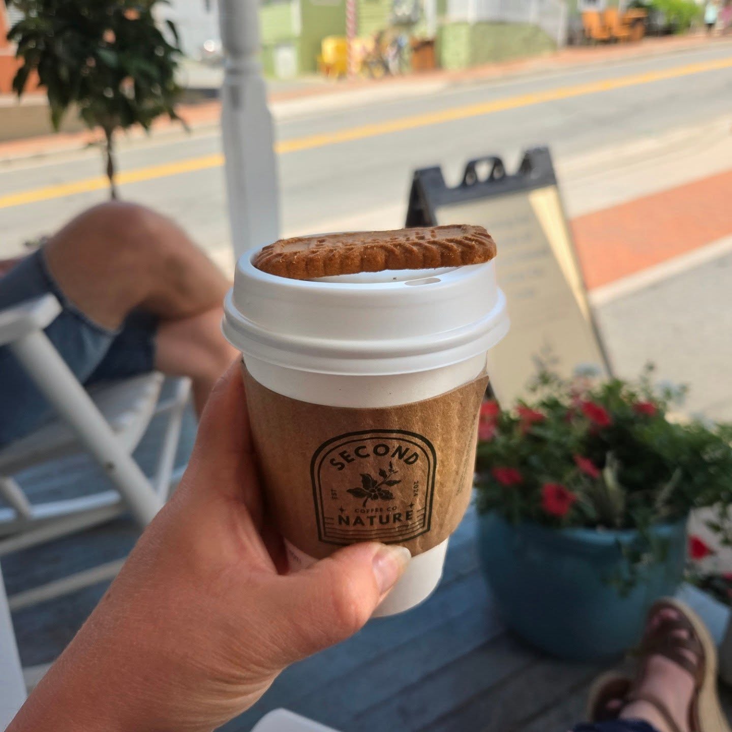 🇺🇸 English version in the comments!
🇧🇪 Gisteren was ik jarig! 🎂 Ik heb 't geluk dat ik mijn verjaardag bijna altijd op een speciale manier kan vieren. Gisteren was weer zo’n heerlijke dag.
Ik heb enorm genoten van de dag met 't Ventje in 'downtown' Leesburg. Je kan trouwens alles over 'mijn Leesburg' lezen in mijn recenste blog! (Zie link in bio! 📲)
Soms zijn 't de kleinste momenten die 't leukst zijn, zoals schommelen in een wipstoel op de 'porch' van Second Nature Coffee. ☕️ Ik dronk mijn koffie zoals wij Belgen dat meestal doen: met een stukje speculoos erbij. Hier gekend als 'Biscoff'. Je ziet ons koekje hier bijna overal. Maar zelden bij koffie. Mss is dit de reden waarom dit één van mijn favo koffieplekjes is in Leesburg😉
We lunchten bij een vrij nieuwe zaak: Shutters on King. De sfeer & 't interieur zijn prachtig, je merkt aan alles dat er goed over nagedacht is. Jammer genoeg iets minder over de lunchkaart. 't Was niet slecht, maar 't miste de 'wow-factor'. Mijn Chicken Parmesan was goed & de biefstuk van 't Ventje ook, al was 't wel jammer dat hij een extra bijgerecht moest bestellen om überhaupt wat groenten op zijn bord te krijgen. Ironisch genoeg was dat bijgerecht, de spruitjes, 't lekkerste van de hele maaltijd! De gegratineerde oesters vooraf waren wat aan de vette kant & de smaak van de oester viel weg bij de harissa-limoenboter. De echte ster van de lunch? De heerlijke sprankelende Rosé (een Crémant d'Alsace)🥂 Ik kom misschien nog eens terug om de uitgebreidere dinerkaart te testen!
Na een zalige wandeling door Leesburg was 't tijd voor cadeautjes van m'n gezin: een LEGO-bloemenboeket! 💐 Mijn eigen tuin wou ook een cadeau geven, want mijn echte rozen staan er prachtig bij🌹
's Avonds sloten we de dag af met 't WK voetbal: België - Egypte (wie anders?! 👹🇧🇪🇪🇬). Helaas gelijkspel, maar een punt is een punt, toch? Gelukkig had ik de perfecte traktatie tegen de wedstrijdstress. Na 10 jaar in de VS begin ik écht te veramerikaniseren: ik heb eindelijk een Costco-lidmaatschap (beetje zoals de Makro vroeger). Hoe kon ik dat (& m'n verjaardag) beter vieren dan met de bekende Costco Tuxedo chocolademoussetaart? ZO lekker! 😍🍰