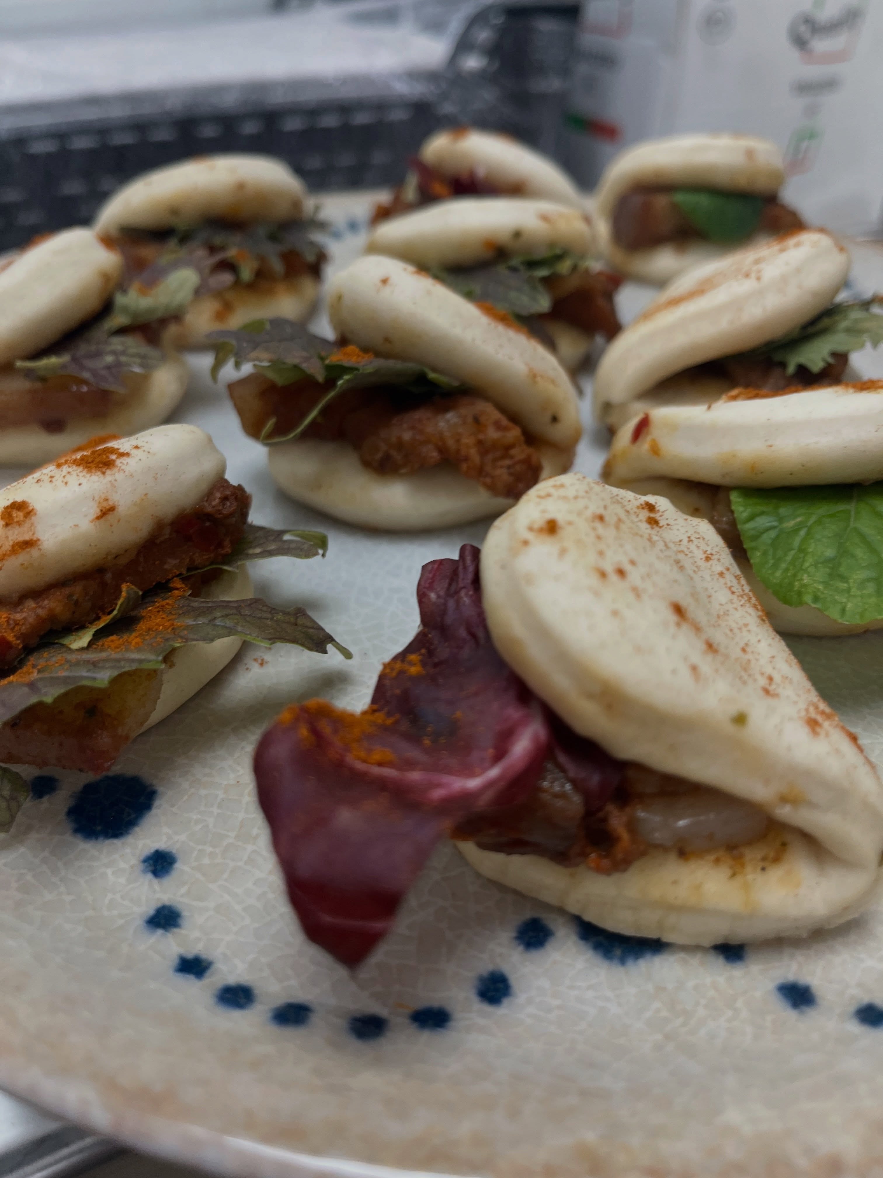 ✨ Cada buffet cuenta una historia.
Aperitivos que sorprenden desde el primer bocado, estaciones gastronómicas llenas de sabor y montajes pensados para crear una experiencia que se recuerda.
En Plat a Taula creemos que los pequeños detalles marcan la diferencia. Por eso cuidamos cada elaboración, cada presentación y cada rincón para que vuestro evento hable de vosotros.
💛 ¿Te imaginas un catering diseñado a vuestra medida?
Escríbenos y empecemos a crear juntos un evento inolvidable.
#PlatATaula #CateringPlatATaula #Buffet #Aperitivos #EventosConEncanto Bodas TerresDeLEbre Tarragona CateringEventos
