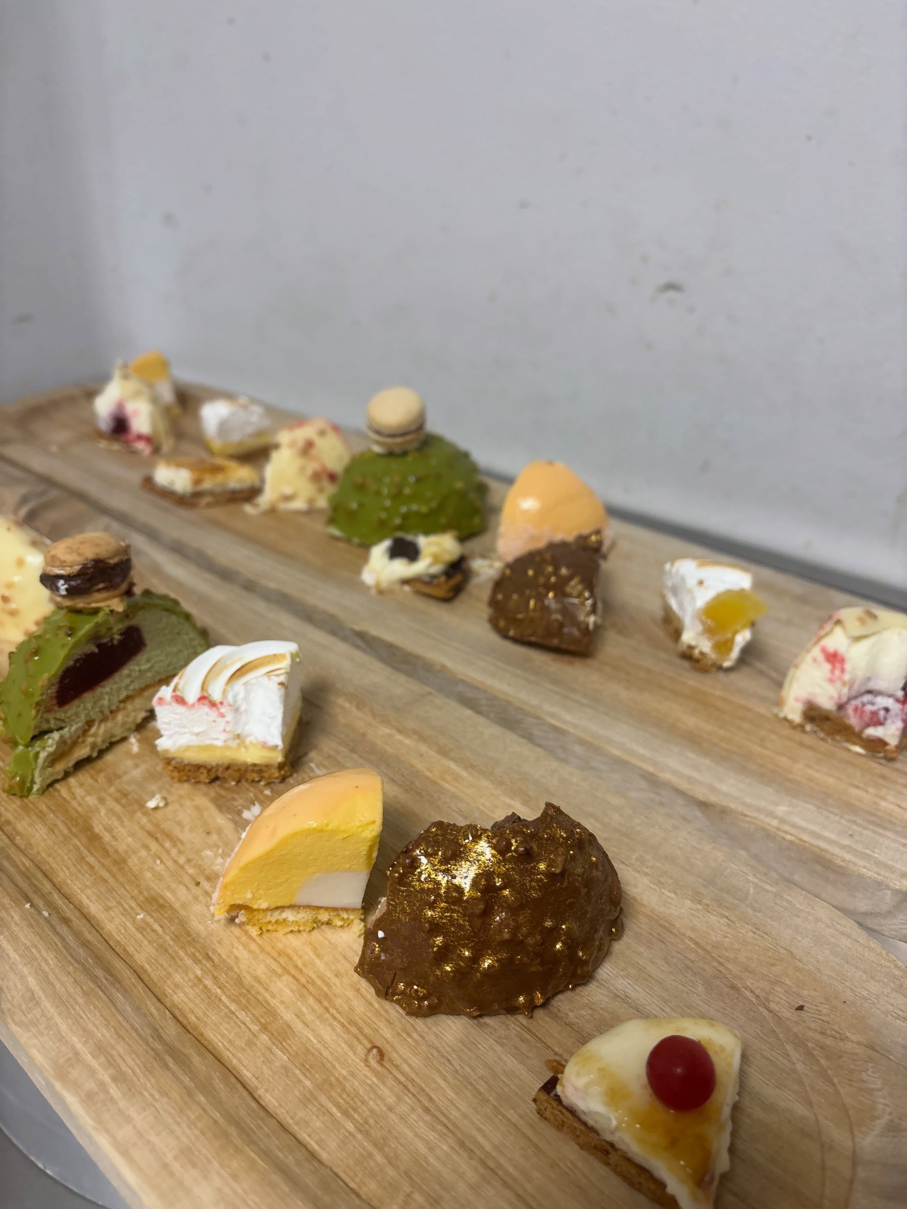 ✨ Cada buffet cuenta una historia.
Aperitivos que sorprenden desde el primer bocado, estaciones gastronómicas llenas de sabor y montajes pensados para crear una experiencia que se recuerda.
En Plat a Taula creemos que los pequeños detalles marcan la diferencia. Por eso cuidamos cada elaboración, cada presentación y cada rincón para que vuestro evento hable de vosotros.
💛 ¿Te imaginas un catering diseñado a vuestra medida?
Escríbenos y empecemos a crear juntos un evento inolvidable.
#PlatATaula #CateringPlatATaula #Buffet #Aperitivos #EventosConEncanto Bodas TerresDeLEbre Tarragona CateringEventos