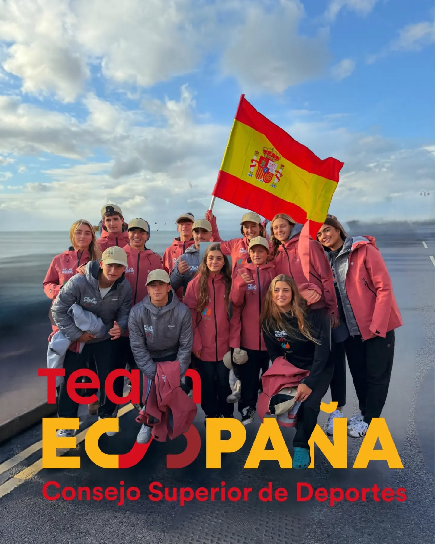¡Gran comienzo de la Selección Española en el EuroSurf Junior 2026!
Tres españoles al agua y tres victorias en sus respectivas mangas de primera ronda en The Peak🔥
@alejo_linares_15 — 12,25 pts
@ugaitzzenarrutzabeitia — 14,50 pts
@alejovalido — 16,25 pts
Los tres firmaron un sólido estreno en Surf Sub16 masculino y avanzan en el campeonato💪
La competición prevista en Tullan Strand tuvo que ser suspendida, por lo que @daanielaalonso_, @julieta_rovimar y @noraalvarezsurf tendrán hoy su esperado estreno en Surf Sub18 femenino.
🔥 Y hoy… ¡los 12 deportistas españoles entran al agua!
📍 THE PEAK
@daanielaalonso_
Surf Sub18 · Ronda 1 · Manga 4
11:18 h - ESP
@julieta_rovimar
Surf Sub18 · Ronda 1 · Manga 5
11:39 h - ESP
@noraalvarezsurf
Surf Sub18 · Ronda 1 · Manga 9
13:03 h - ESP
@martinapertega.surf
Surf Sub16 · Ronda 1 · Manga 4
15:30 h - ESP
@lara_rico.surf
Surf Sub16 · Ronda 1 · Manga 5
15:51 h - ESP
@aneillarramendi
Surf Sub16 · Ronda 1 · Manga 9
17:15 h - ESP
📍 TULLAN STRAND
@steffan.mandozzi
Surf Sub16 · Ronda 1 · Manga 4
11:18 h - ESP
@tirsosurfer
Surf Sub16 · Ronda 1 · Manga 5
11:39 h - ESP
@cajideteogarcia
Surf Sub16 · Ronda 1 · Manga 9
13:03 h - ESP
@alejo_linares_15
Surf Sub18 · Ronda 2 · Manga 2
14:48 h - ESP
@ugaitzzenarrutzabeitia
Surf Sub18 · Ronda 2 · Manga 4
15:30 h - ESP
@alejovalido
Surf Sub18 · Ronda 2 · Manga 5
15:51 h - ESP
¡Jornada intensa por delante! 🔥
¡Vamos equipo! ¡Vamos España! 🌊
#FS26 #TeamEspaña #EuroSurfJunior #FESurfing #Bundoran
@coe_es
@deportegob
@surfingpuntoes_
@iberdrola
@federacionasturianadesurfing
@federacion_melillense_surf
@fgsurf
@federacion_surf_region_murcia
@fsurfcat
@fecansurf
@fedcantabrasurf
@siroko
@eqlove
@europeansurfingfederation