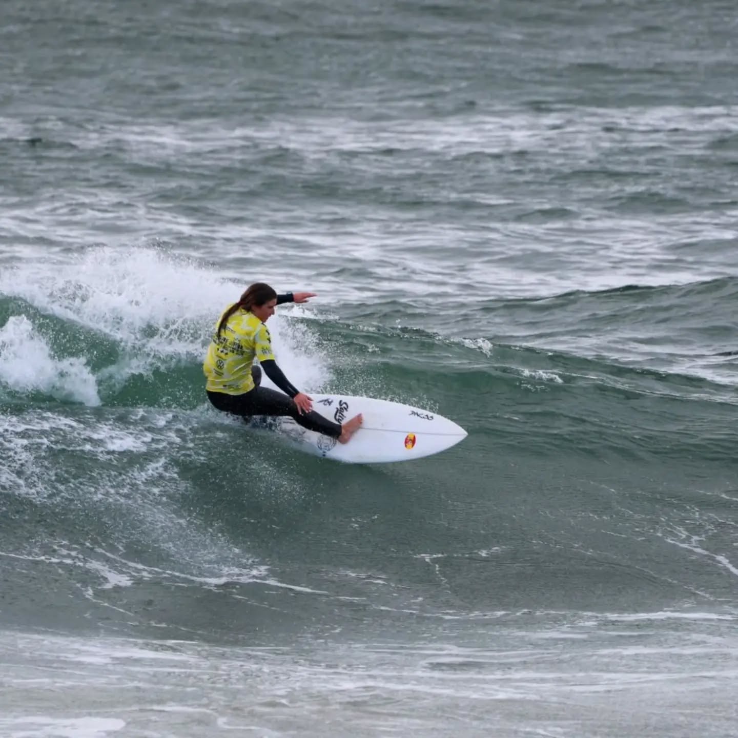 🌊🇪🇸 ¡España continúa avanzando en el EuroSurf Junior 2026!
Nueva jornada intensa en Bundoran, con varias rondas de repesca y un equipo que sigue peleando manga a manga. 🔥
@daanielaalonso_, @martinapertega.surf y @aneillarramendi superaron sus respectivas rondas y mantienen vivo su recorrido en el campeonato.
También avanzó @steffan.mandozzi, mientras @tirsosurfer cerró su participación tras finalizar tercero en su manga.
Por el cuadro principal continúan @alejovalido, @julieta_rovimar, @noraalvarezsurf y @lara_rico.surf. 💪🇪🇸
Y mañana… ¡nueva jornada con mucha presencia española! 👇
📍 THE PEAK
@alejovalido
Surf Sub18 · Ronda 4 · Manga 1
10:15 h - ESP
@ugaitzzenarrutzabeitia + @alejo_linares_15
Surf Sub18 · Repesca 4 · Manga 1
10:57 h - ESP
@julieta_rovimar
Surf Sub18 · Ronda 3 · Manga 1
13:45 h - ESP
@noraalvarezsurf
Surf Sub18 · Ronda 3 · Manga 3
14:27 h - ESP
@lara_rico.surf
Surf Sub16 · Ronda 3 · Manga 3
15:30 h - ESP
@steffan.mandozzi
Surf Sub16 · Repesca 4 · Manga 1
16:12 h - ESP
@cajideteogarcia
Surf Sub16 · Repesca 4 · Manga 3
16:54 h - ESP
@daanielaalonso_
Surf Sub18 · Repesca 4 · Manga 2
17:36 h - ESP
@martinapertega.surf
Surf Sub16 · Repesca 4 · Manga 1
18:18 h - ESP
@aneillarramendi
Surf Sub16 · Repesca 4 · Manga 3
19:00 h - ESP
📍 ROSSNOWLAGH — LONGBOARD
Después de varios aplazamientos, llega el esperado estreno de nuestros representantes de Longboard. 🌊🤙
@julieta_rovimar
Longboard femenino · Ronda 1 · Manga 3
10:57 h - ESP
@martinslide1
Longboard masculino · Ronda 1 · Manga 3
12:21 h - ESP
En función de los resultados, varios de nuestros deportistas podrían volver al agua durante la misma jornada, así que estaremos pendientes de posibles cambios y nuevos horarios.
¡Seguimos! 🔥
¡Vamos equipo! ¡Vamos España! 🇪🇸🌊
#FS26 #TeamEspaña #EuroSurfJunior #FESurfing #Bundoran Rossnowlagh
@coe_es
@deportegob
@surfingpuntoes_
@iberdrola
@federacionasturianadesurfing
@federacion_melillense_surf
@fgsurf
@federacion_surf_region_murcia
@fsurfcat
@fecansurf
@fedcantabrasurf
@siroko
@eqlove
@europeansurfingfederation