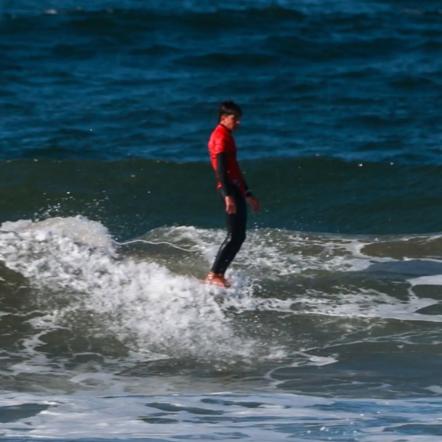 🌊🇪🇸 ¡El EuroSurf Junior entra en sus rondas decisivas!
Por el cuadro principal continúan @alejovalido, @julieta_rovimar, @noraalvarezsurf y @lara_rico.surf, mientras @steffan.mandozzi, @cajideteogarcia, @daanielaalonso_, @martinapertega.surf y @aneillarramendi siguen adelante a través de la repesca.
👏 @alejo_linares_15, @ugaitzzenarrutzabeitia y @tirsosurfer han cerrado ya su participación después de un gran campeonato.
🔥 HOY · VIERNES 2 DE OCTUBRE
📍 BUNDORAN BEACH
10:15 h - ESP
@martinapertega.surf
Surf Sub16 · Repesca 4 · Manga 1
10:57 h - ESP
@aneillarramendi + @lara_rico.surf
Surf Sub16 · Repesca 4 · Manga 3
11:39 h - ESP
@daanielaalonso_
Surf Sub18 · Repesca 4 · Manga 2
12:21 h - ESP
@steffan.mandozzi
Surf Sub16 · Repesca 4 · Manga 1
13:03 h - ESP
@cajideteogarcia
Surf Sub16 · Repesca 4 · Manga 3
📍 THE PEAK
PRIMERAS MANGAS
11:18 h - ESP
@julieta_rovimar + @noraalvarezsurf
Surf Sub18 · Ronda 4 · Manga 2
13:03 h - ESP
@martinslide1
Longboard · Repesca 4 · Manga 1
13:24 h - ESP
@julieta_rovimar
Longboard · Repesca 4 · Manga 1
🔥 SI AVANZAN, PRÓXIMAS MANGAS PREVISTAS
12:21 h · Surf Sub18 · Ronda 5
@julieta_rovimar + @noraalvarezsurf
13:45 / 14:06 h · Surf Sub16 · Repesca 5
@martinapertega.surf · @aneillarramendi · @lara_rico.surf
14:27 / 14:48 h · Surf Sub18 · Repesca 5
@daanielaalonso_
15:09 / 15:30 h · Surf Sub16 · Repesca 5
@steffan.mandozzi · @cajideteogarcia
15:51 / 16:12 h · Surf Sub16 · Repesca 6
@martinapertega.surf · @lara_rico.surf · @aneillarramendi
16:33 / 16:54 h · Surf Sub16 · Repesca 6
@steffan.mandozzi · @cajideteogarcia
17:15 / 17:36 h · Surf Sub18 · Repesca 6
@daanielaalonso_ · @noraalvarezsurf · @julieta_rovimar
17:57 h · Surf Sub18 · Repesca 6
@alejovalido
⚠️ Las mangas posteriores dependerán de los resultados de las rondas anteriores y los horarios pueden variar según las condiciones.
¡Vamos equipo! ¡Vamos España! 🇪🇸🌊
#FS26 #TeamEspaña #EuroSurfJunior #FESurfing
@coe_es @deportegob @surfingpuntoes_ @iberdrola
@federacionasturianadesurfing @federacion_melillense_surf @fgsurf @federacion_surf_region_murcia @fsurfcat @fecansurf @fedcantabrasurf
@siroko @eqlove @europeansurfingfederation